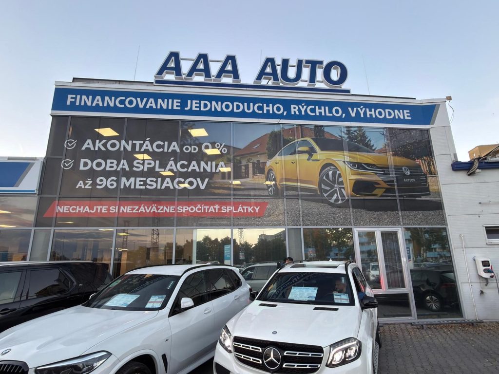 AAA AUTO, polep výkladu